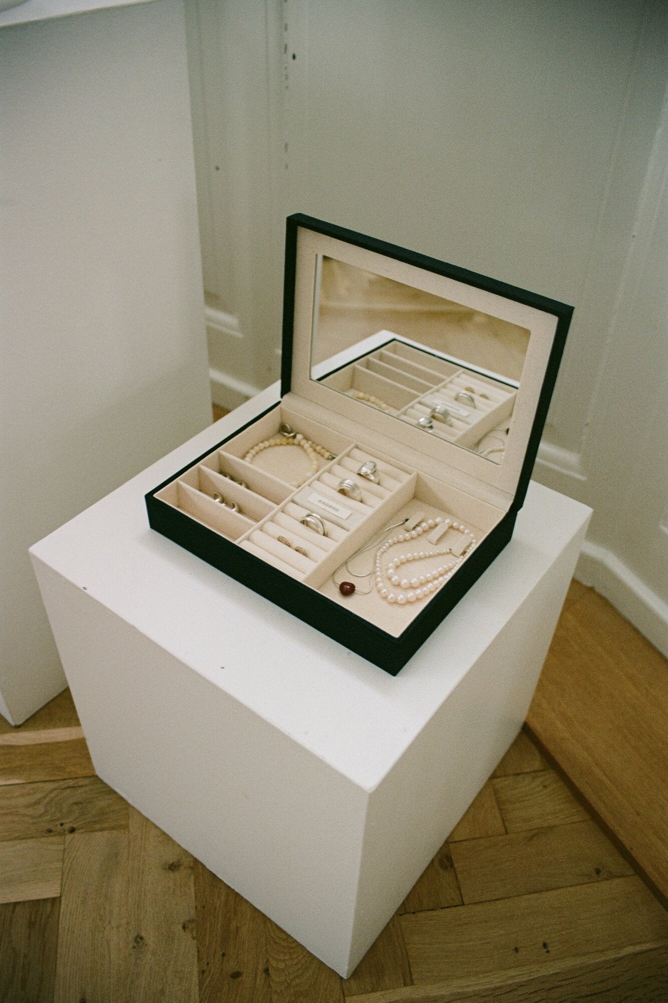 Moiré smykkeskrin - sort